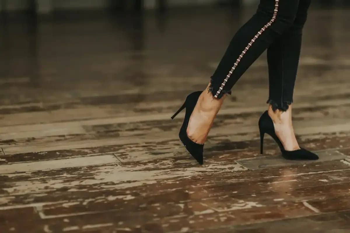 Tacones y Postura: Cómo usarlos sin afectar tu espalda y articulaciones